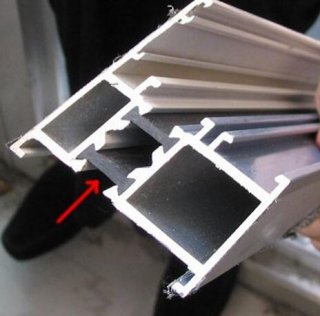 断桥铝门窗中间增加隔热材料来达到断桥的作用